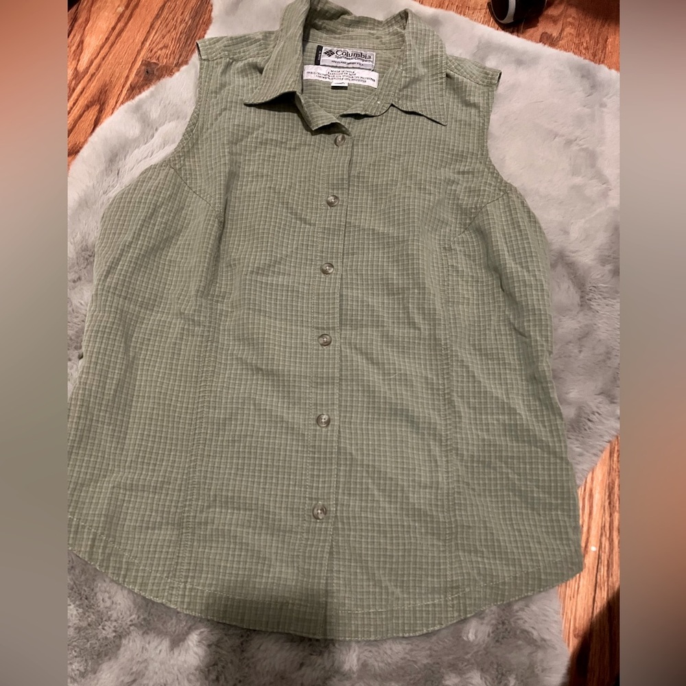 Columbia sleeveless hiking top- size Medium